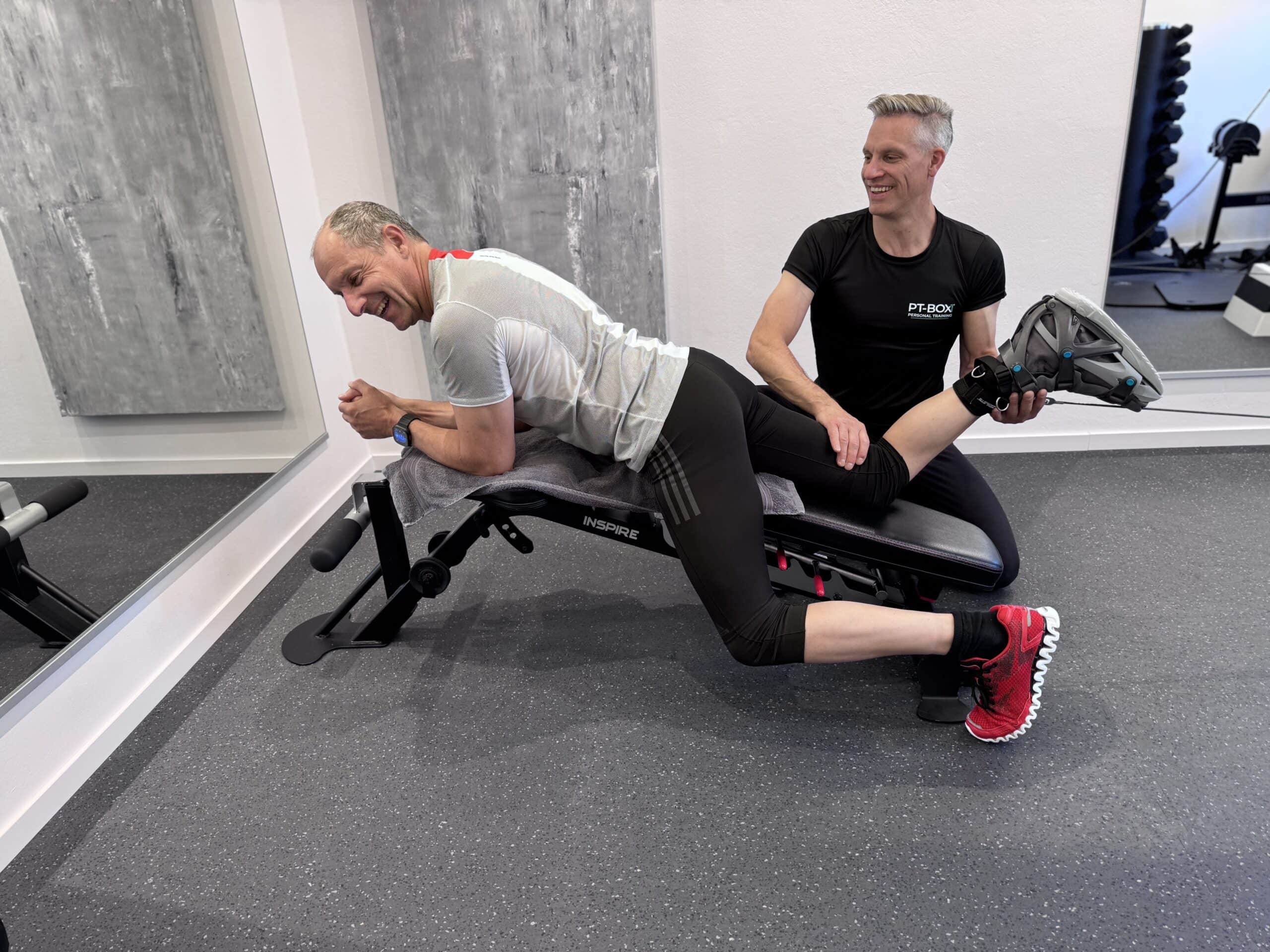 Trainer begleitet einen Kunden bei einer individuell unterstützten Übung bei PT-BOX1 in Germering