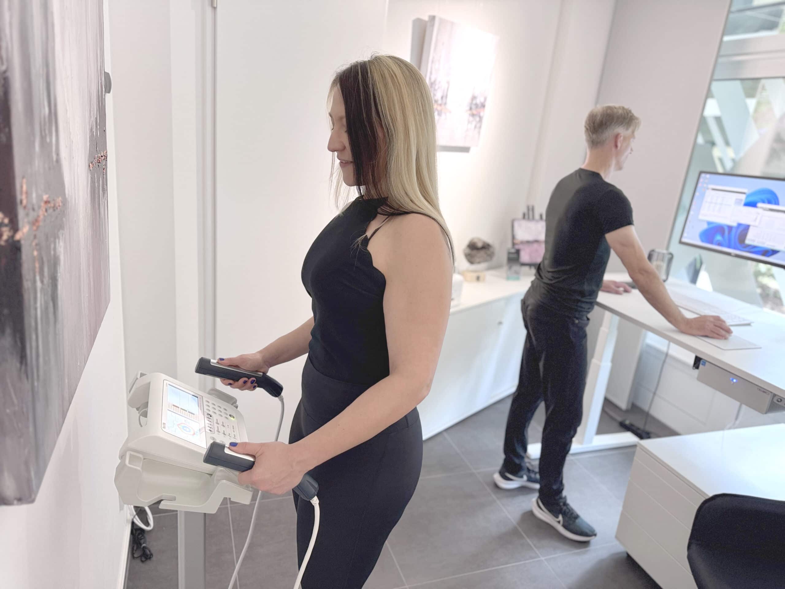 Kundin bei einer BIA-Körperanalyse im Rahmen eines Gesundheits-Check-ups bei PT-BOX1 in Germering