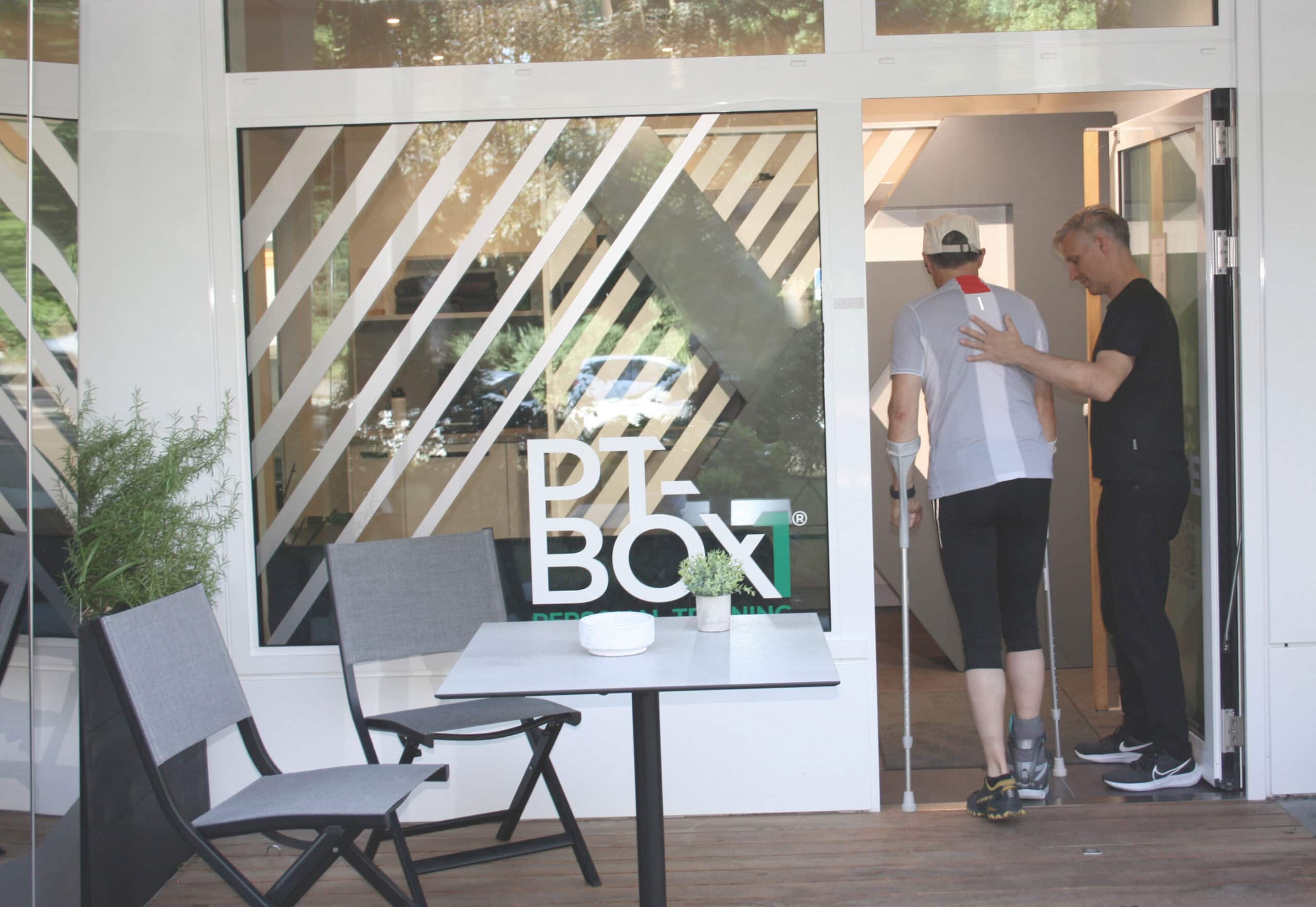 Kunde mit Krücken beim persönlichen Wiedereinstieg in das Training bei PT-BOX1 in Germering