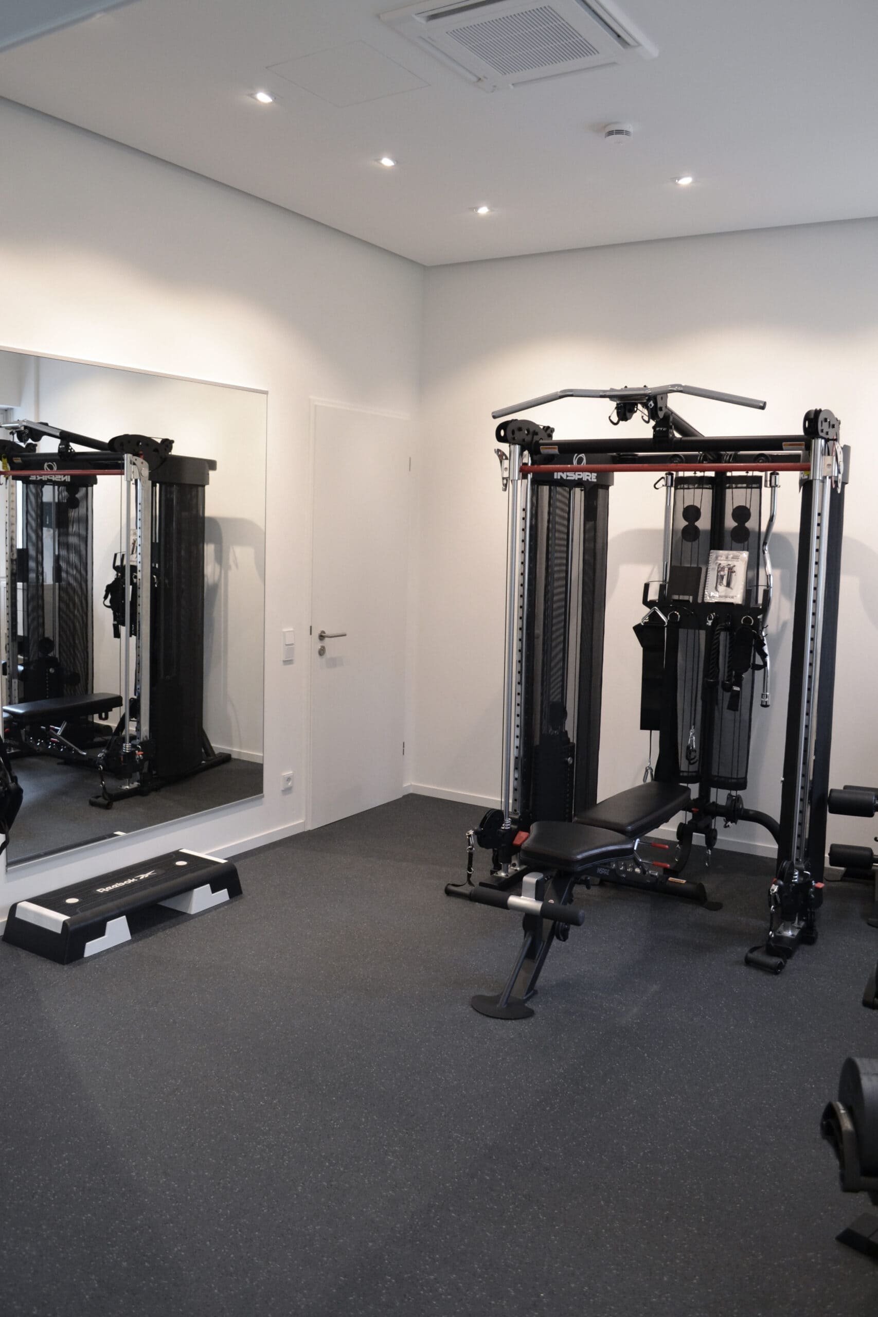 Trainingsbereich bei PT-BOX1 in Germering mit Kraftstation, Hanteln und funktioneller Ausstattung